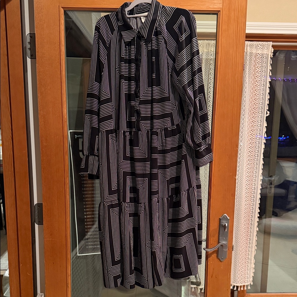 H&M Black and White Geometric Long Sleeve Dress